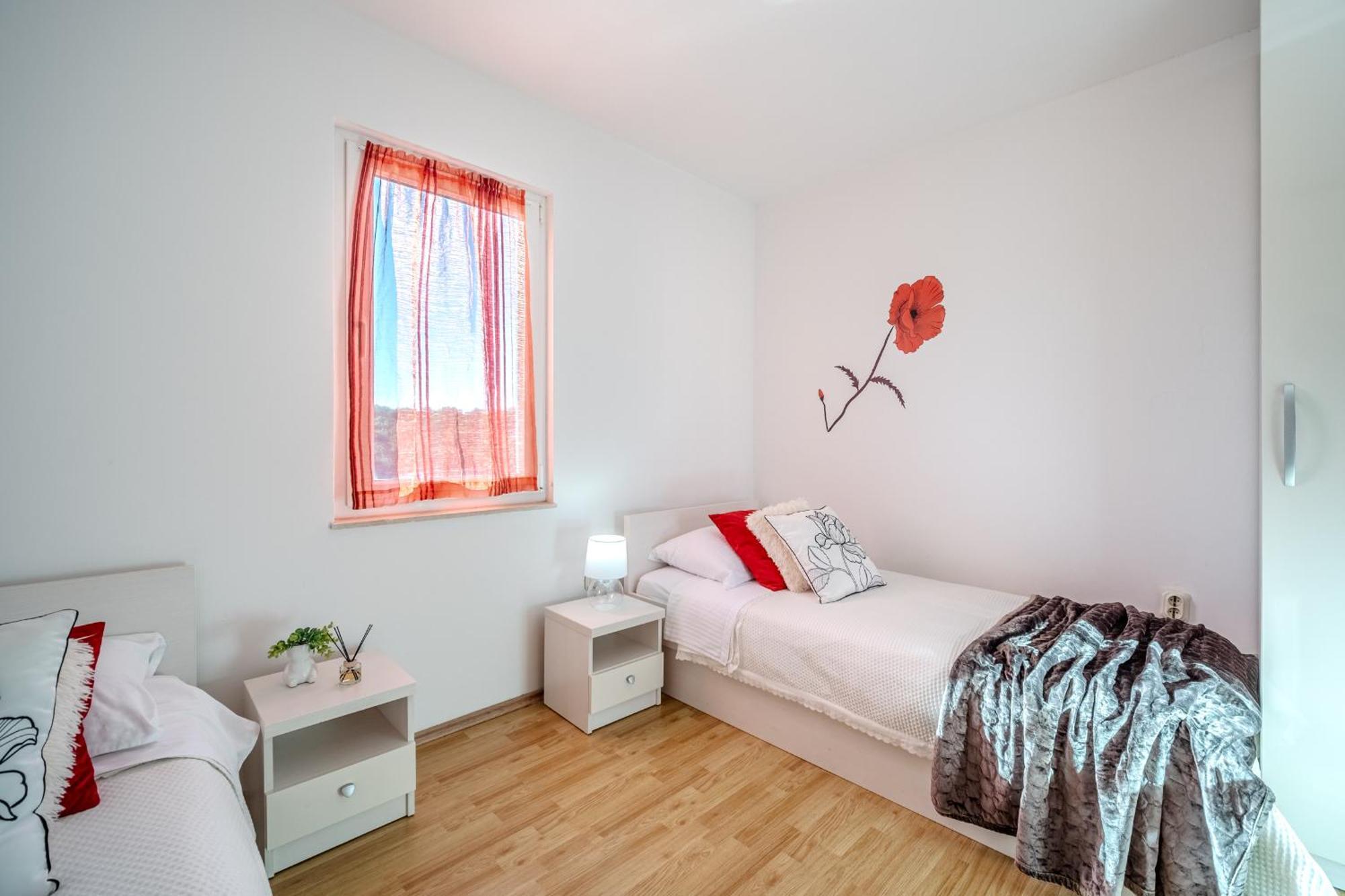 Apartment Milna - With Swimming Pool & Amazing Seaviews, Above Bijaka Beach Exterior photo