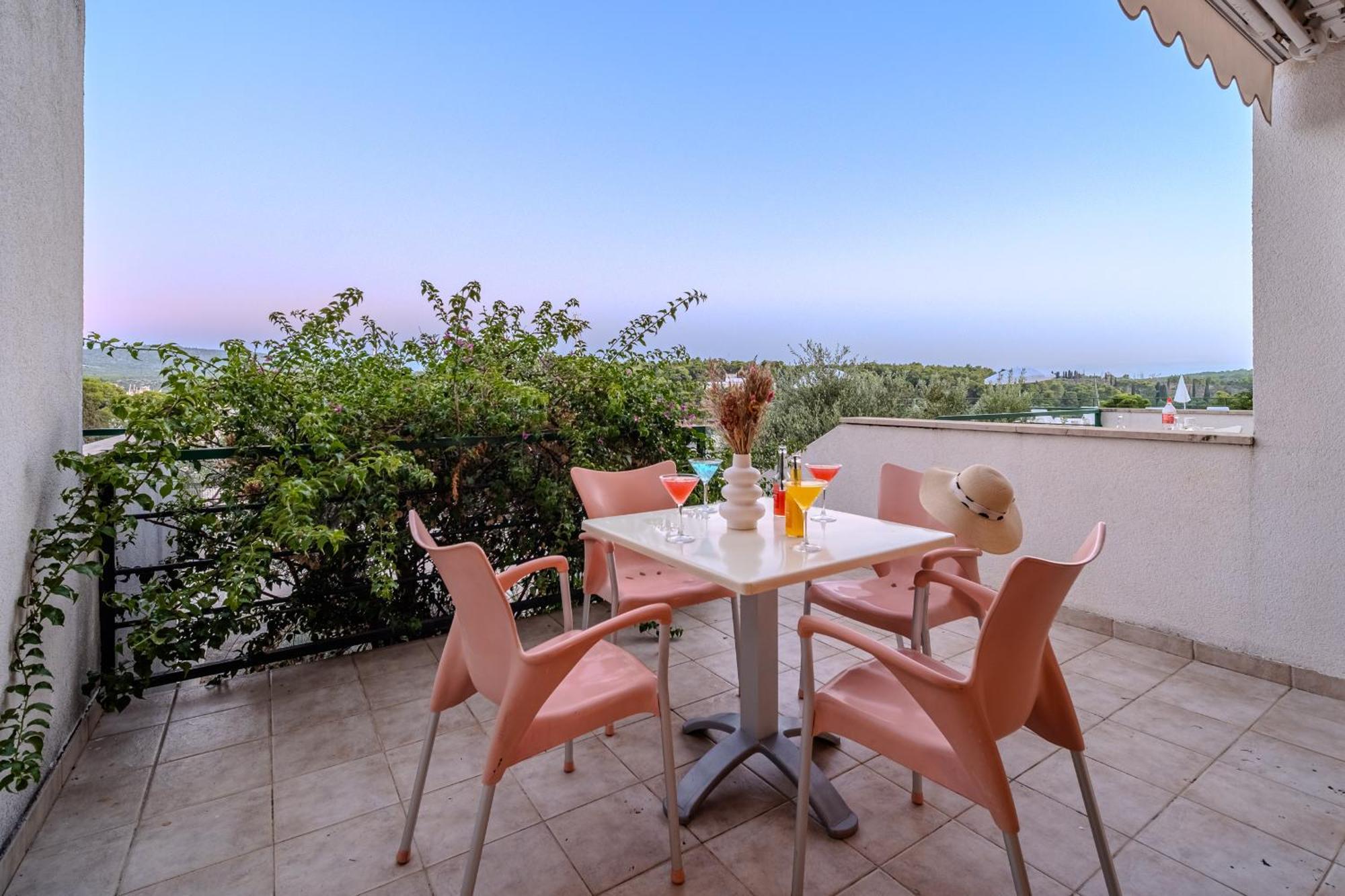 Apartment Milna - With Swimming Pool & Amazing Seaviews, Above Bijaka Beach Exterior photo