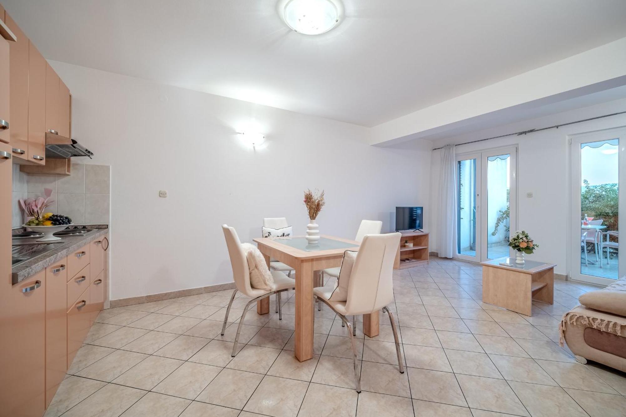 Apartment Milna - With Swimming Pool & Amazing Seaviews, Above Bijaka Beach Exterior photo