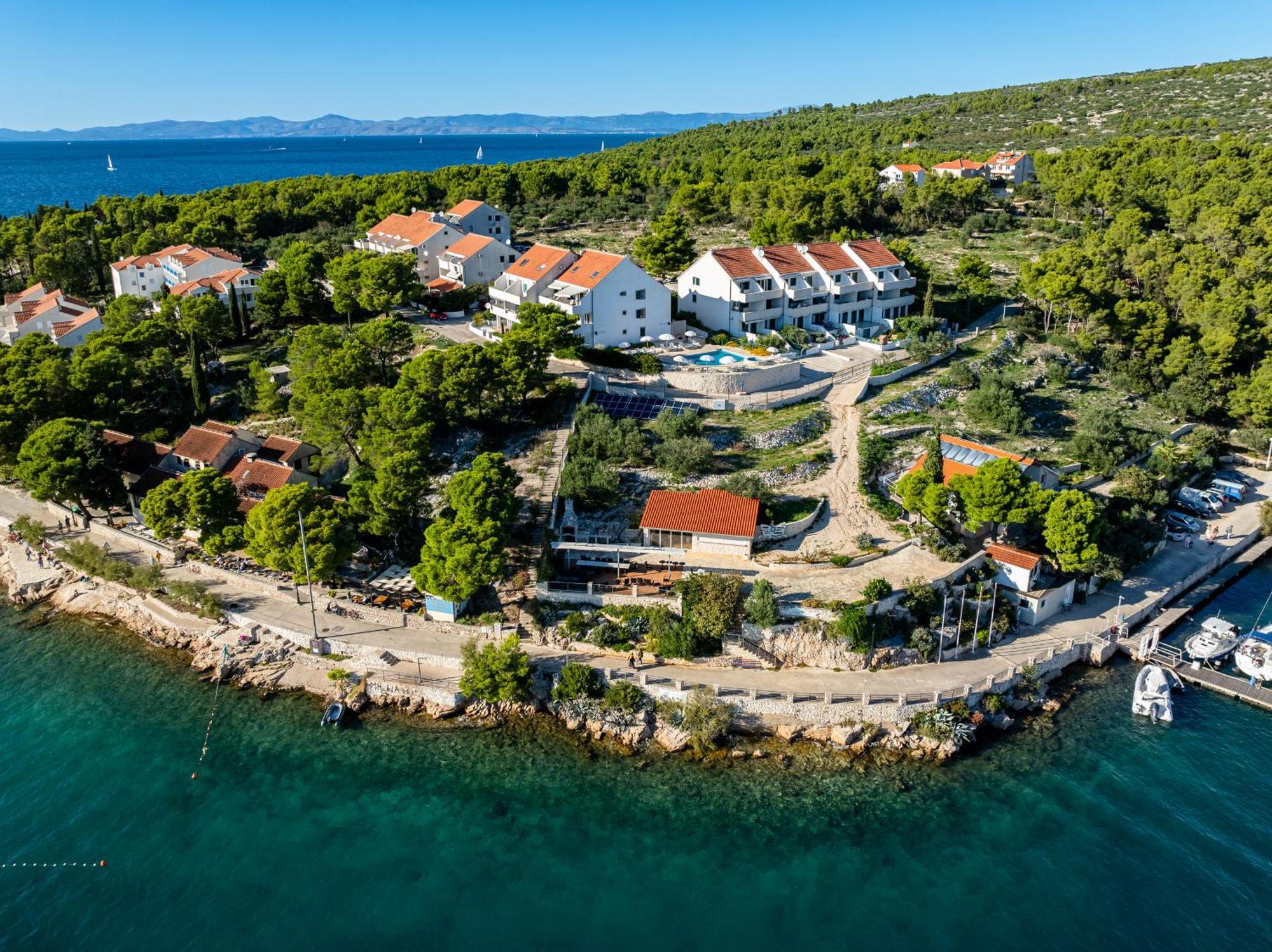 Apartment Milna - With Swimming Pool & Amazing Seaviews, Above Bijaka Beach Exterior photo